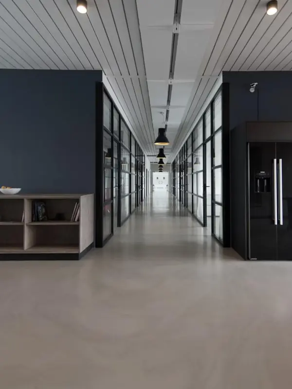 Couloir de bureaux aux parois vitrées dans une entreprise de services