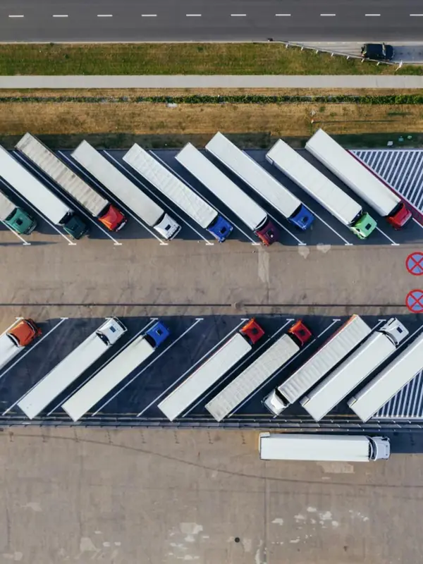 Vue aérienne de camions semi-remorques alignés sur une plateforme logistique